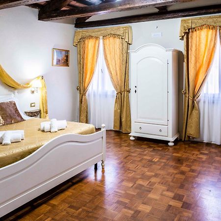 Palazzo Titti Rialto Suites Venesia Bagian luar foto