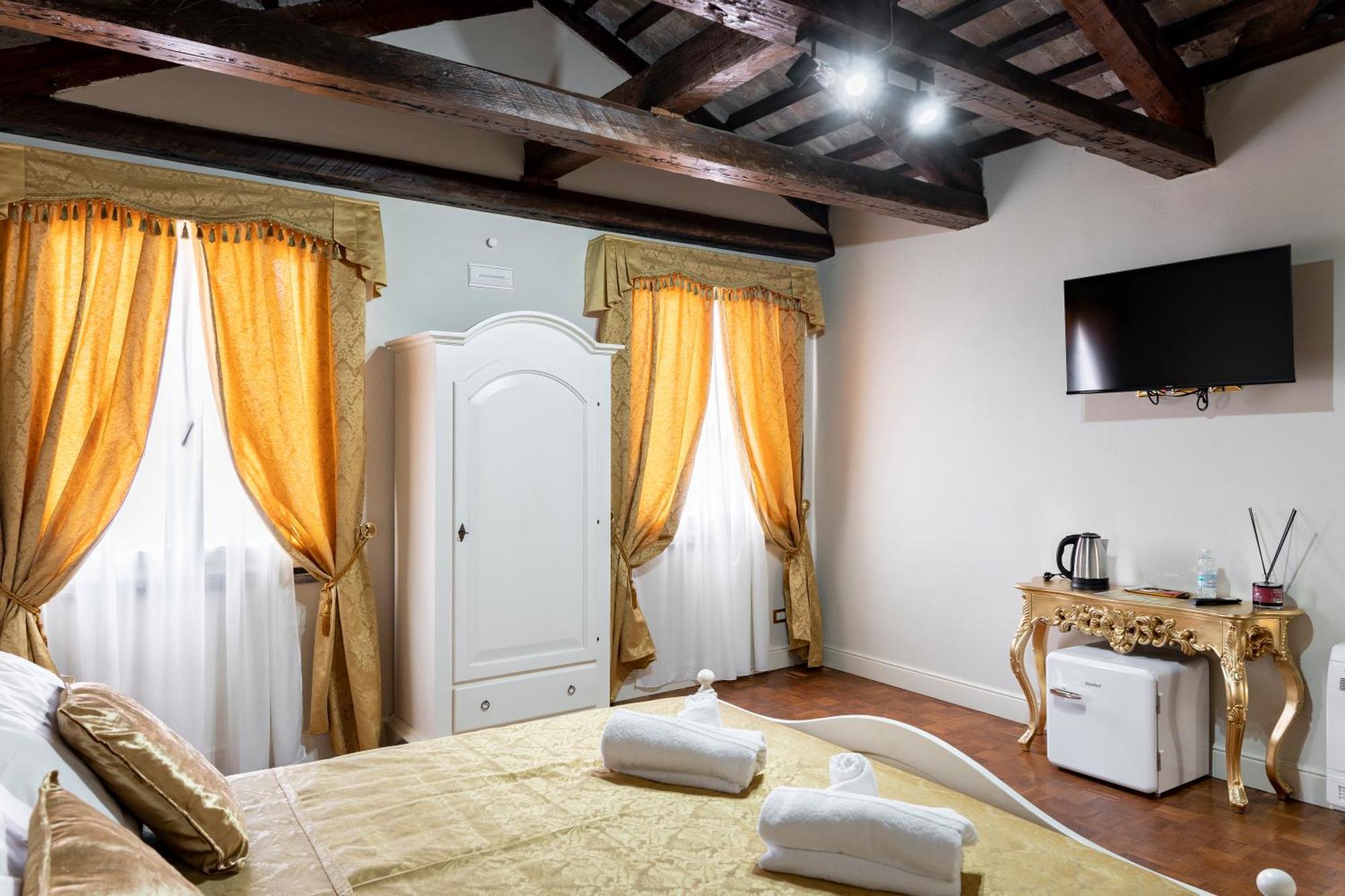 Palazzo Titti Rialto Suites Venesia Bagian luar foto