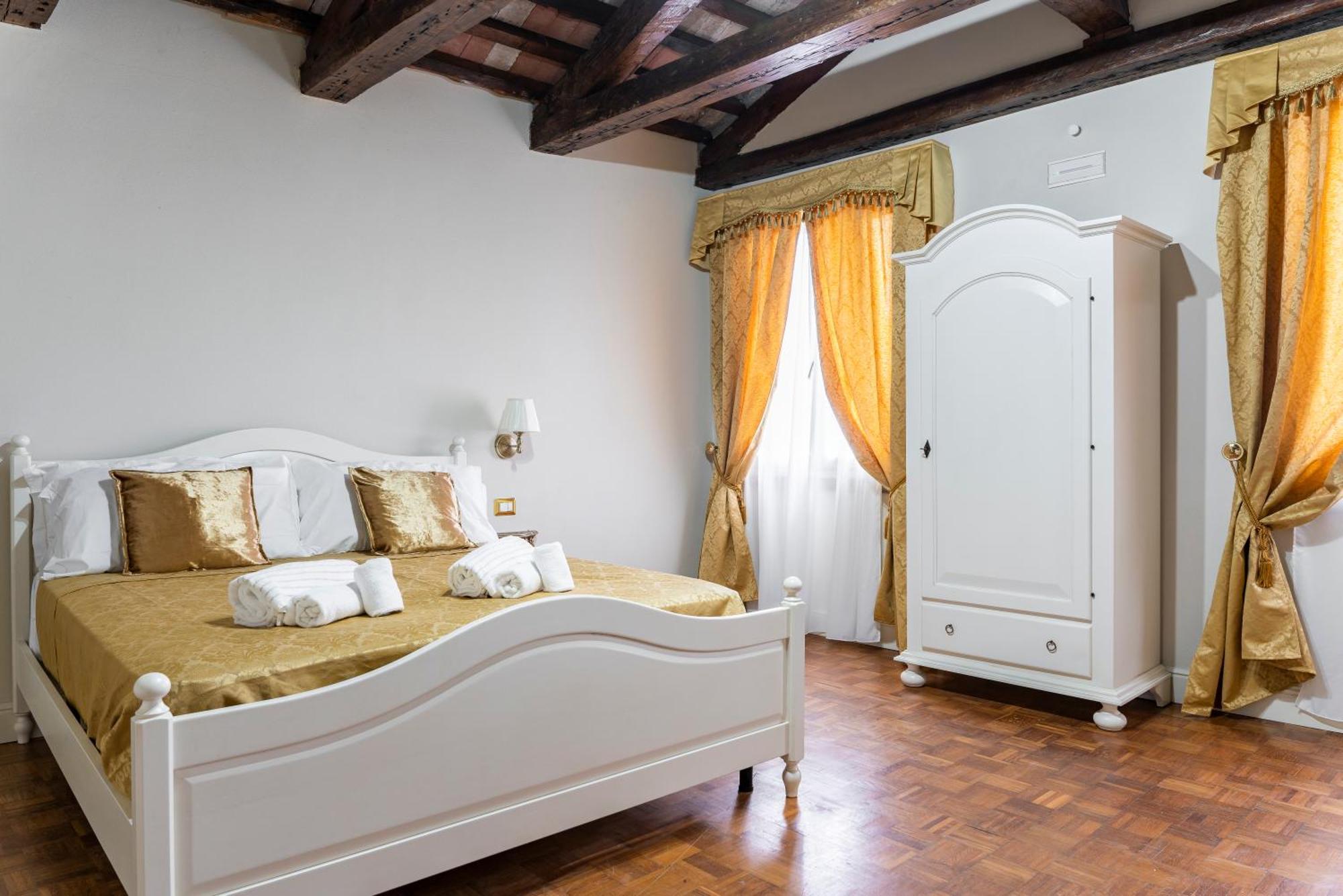 Palazzo Titti Rialto Suites Venesia Bagian luar foto