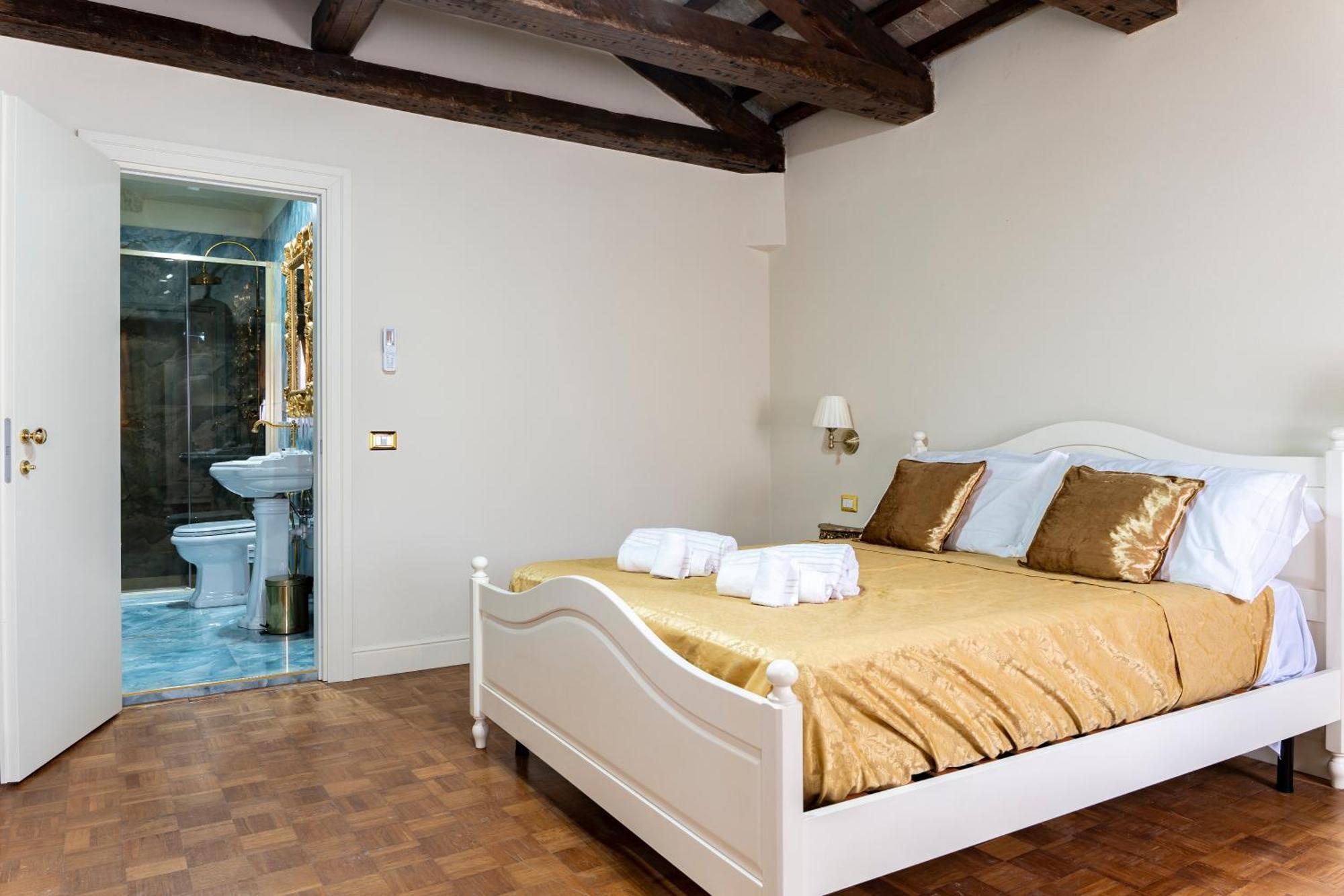 Palazzo Titti Rialto Suites Venesia Bagian luar foto
