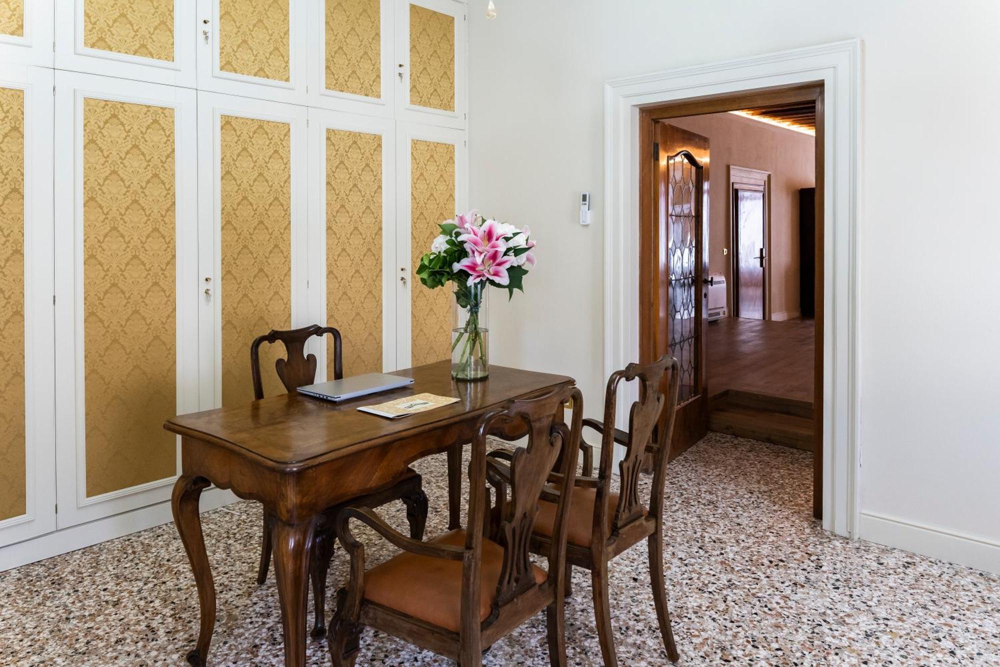 Palazzo Titti Rialto Suites Venesia Bagian luar foto