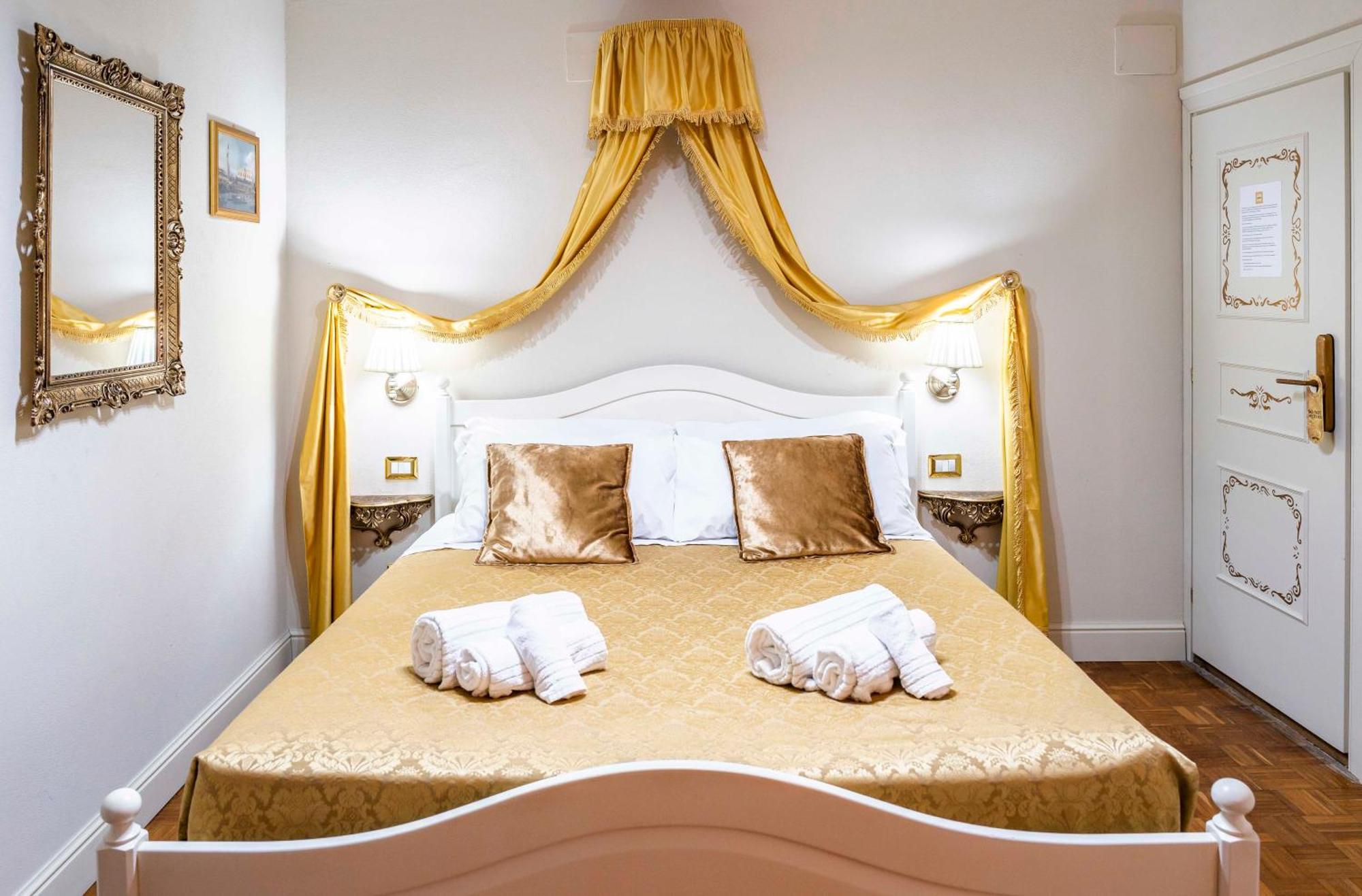 Palazzo Titti Rialto Suites Venesia Bagian luar foto