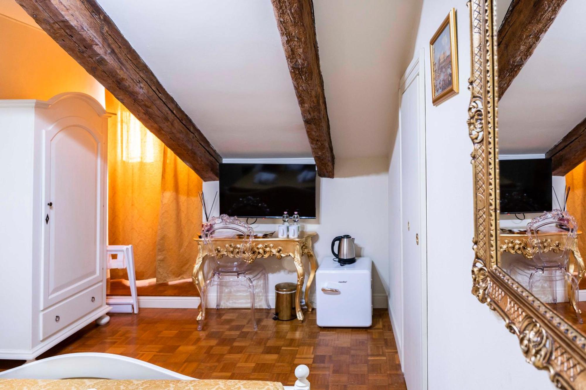 Palazzo Titti Rialto Suites Venesia Bagian luar foto