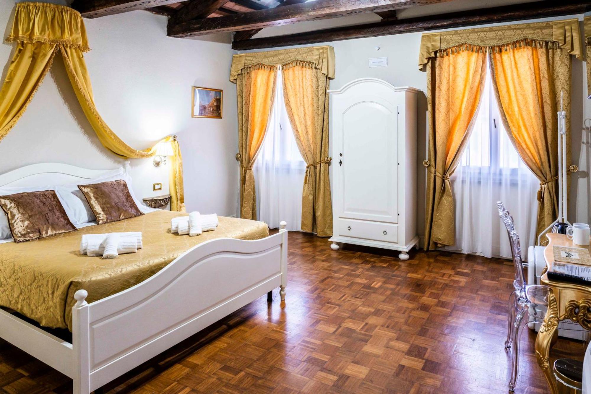 Palazzo Titti Rialto Suites Venesia Bagian luar foto