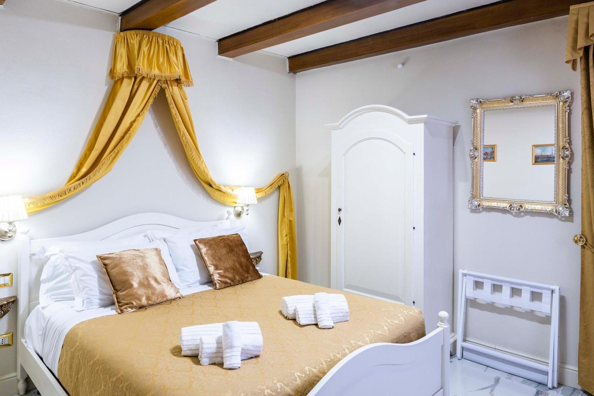 Palazzo Titti Rialto Suites Venesia Bagian luar foto