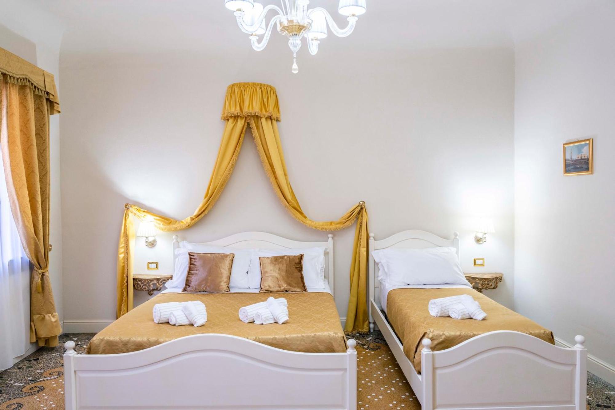 Palazzo Titti Rialto Suites Venesia Bagian luar foto