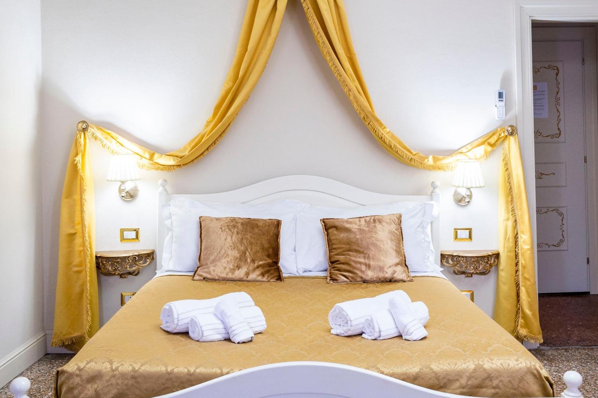 Palazzo Titti Rialto Suites Venesia Bagian luar foto
