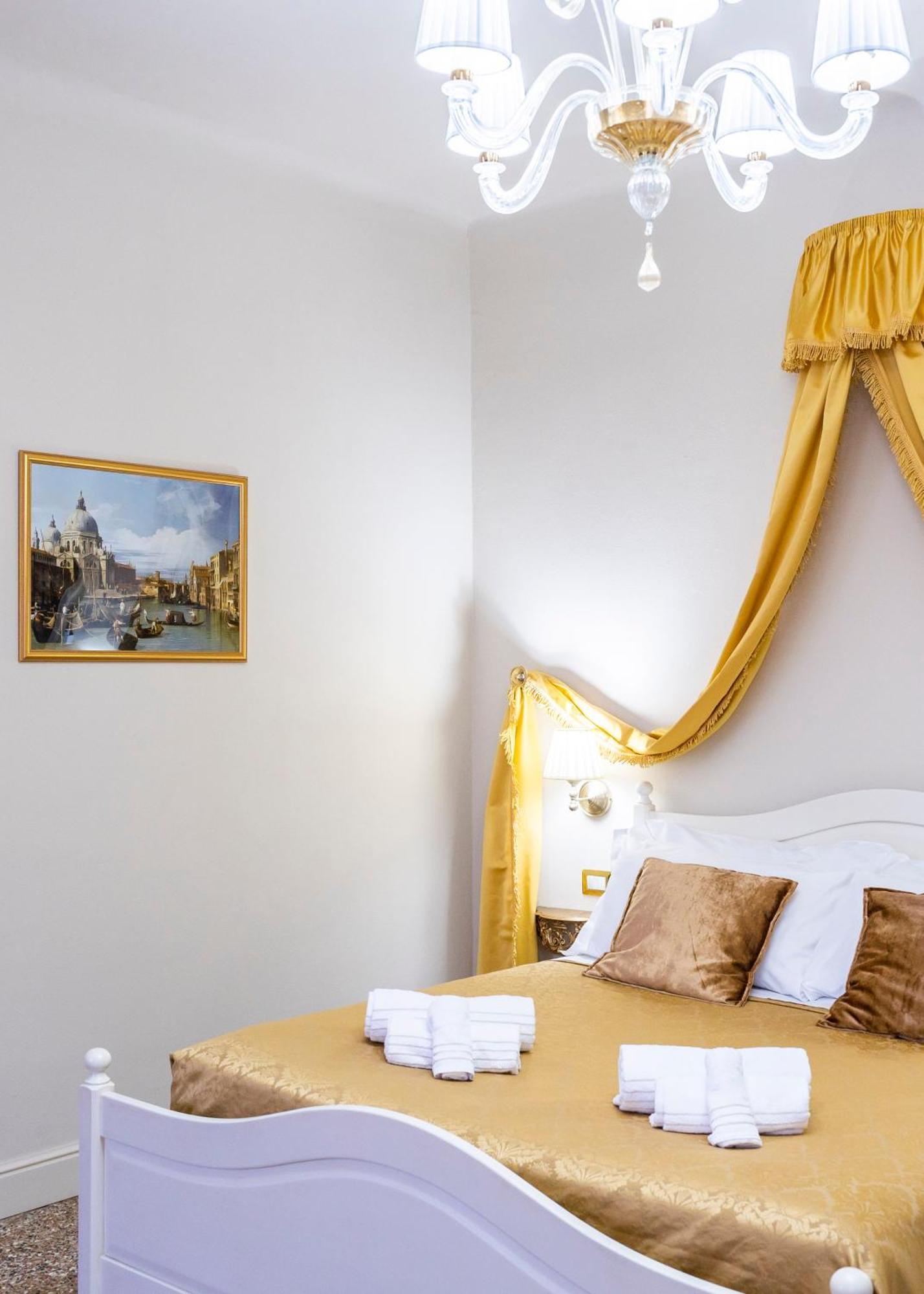 Palazzo Titti Rialto Suites Venesia Bagian luar foto