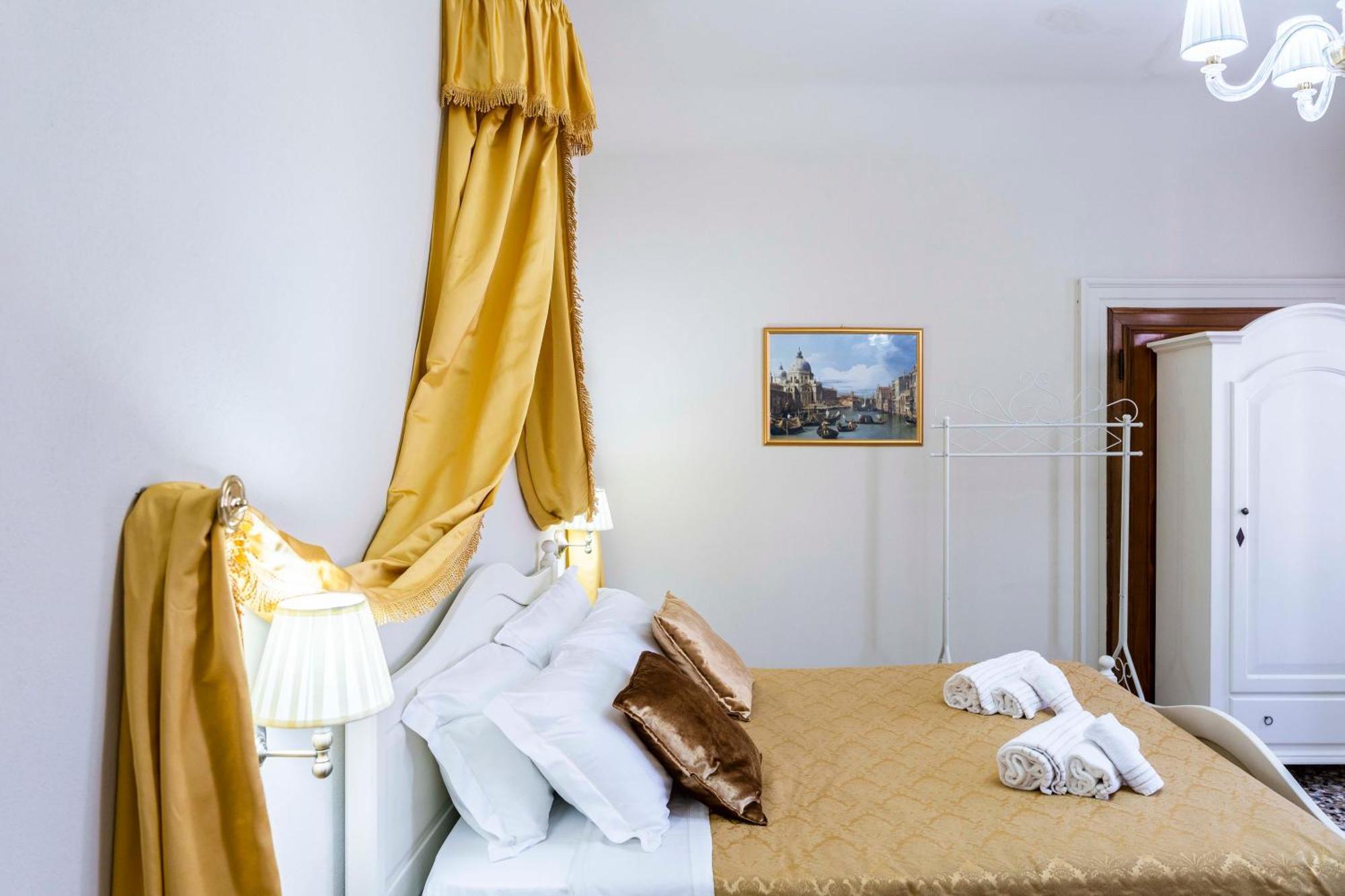Palazzo Titti Rialto Suites Venesia Bagian luar foto