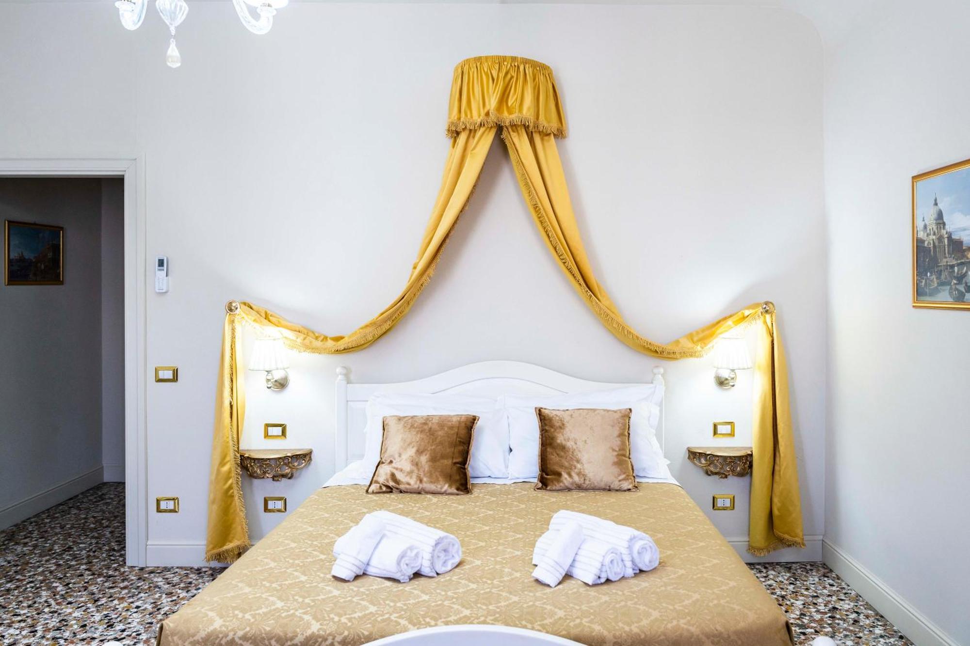 Palazzo Titti Rialto Suites Venesia Bagian luar foto