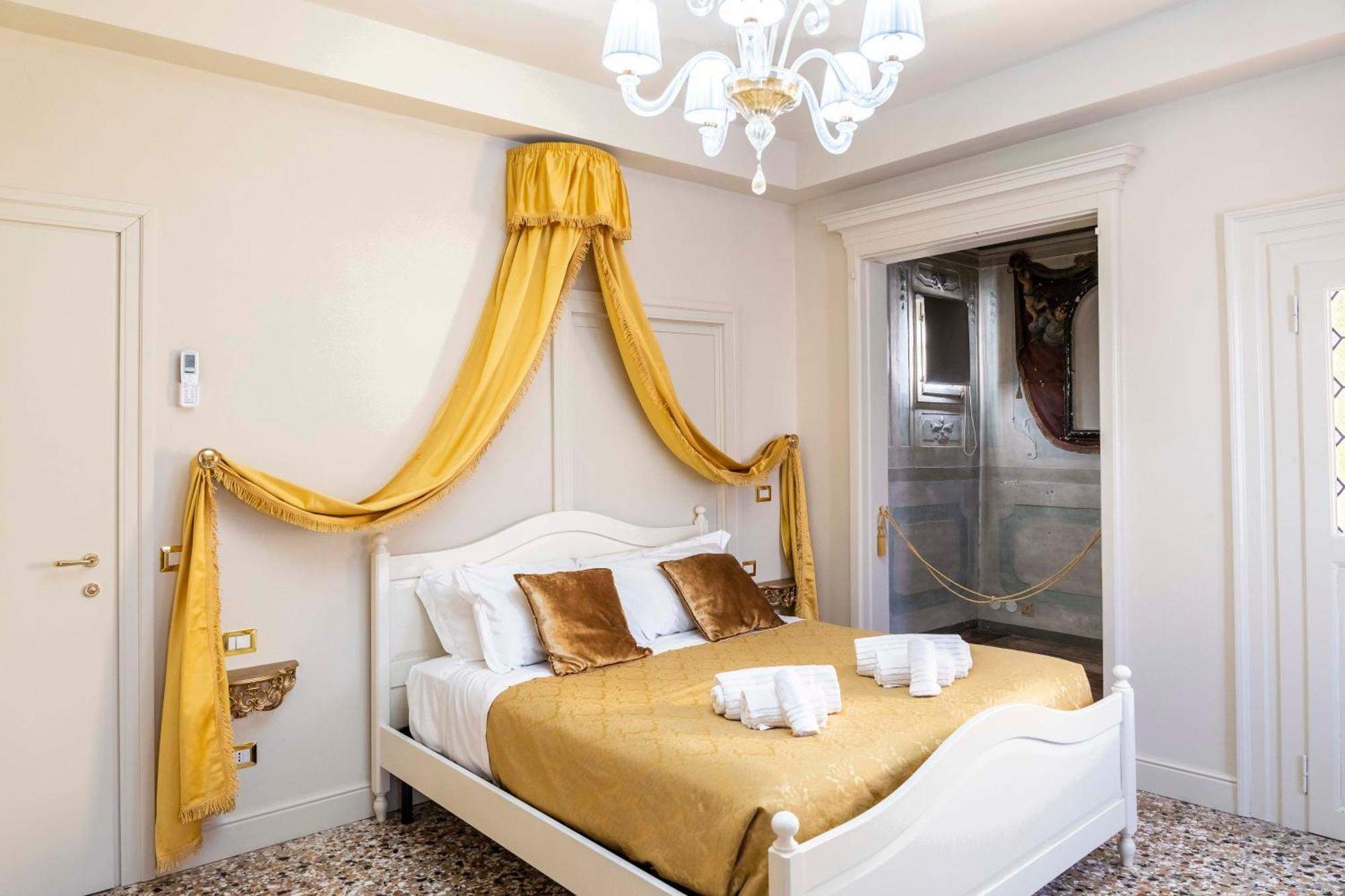 Palazzo Titti Rialto Suites Venesia Bagian luar foto