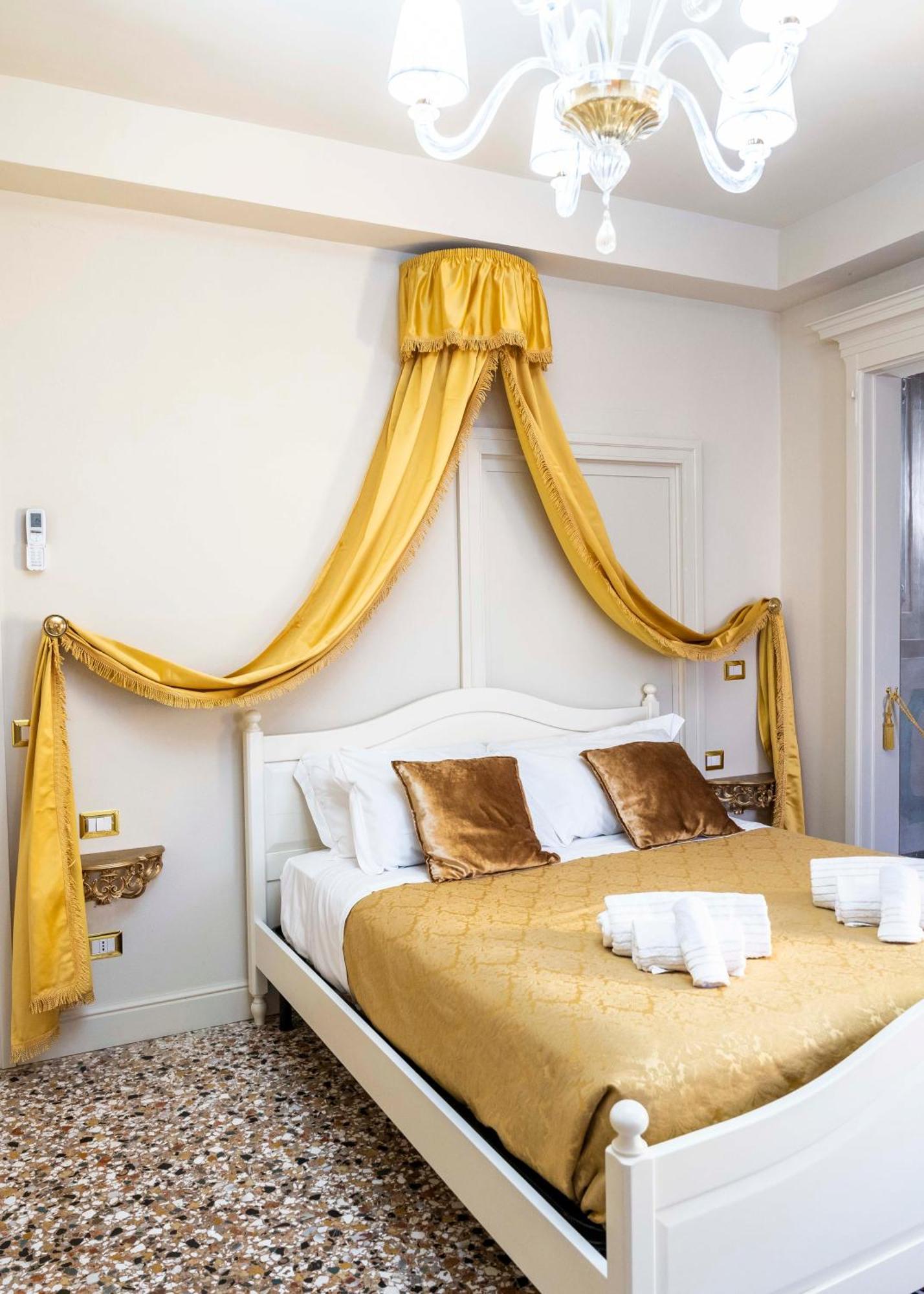 Palazzo Titti Rialto Suites Venesia Bagian luar foto