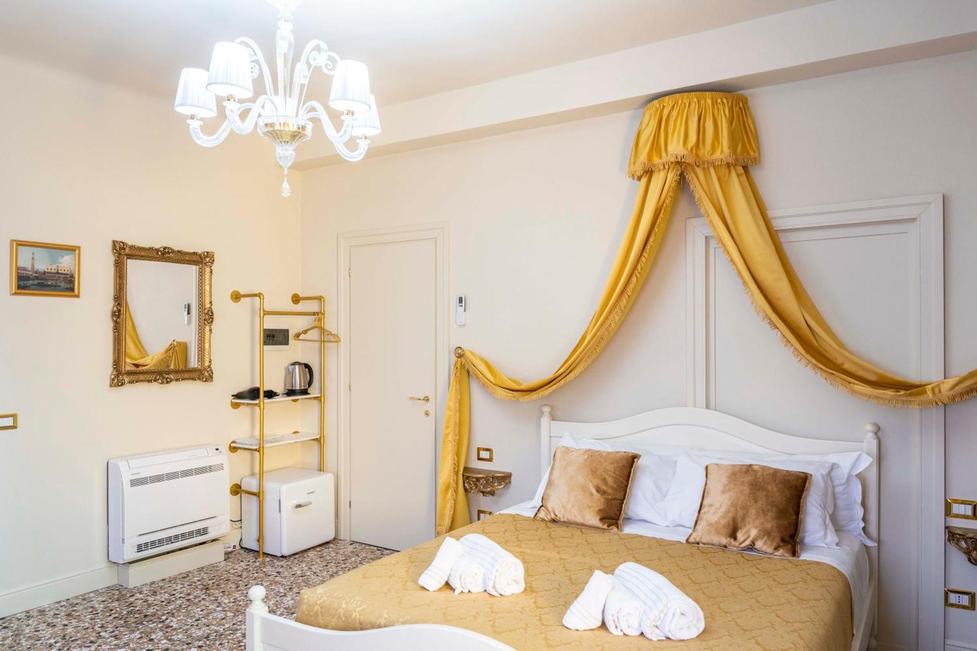 Palazzo Titti Rialto Suites Venesia Bagian luar foto