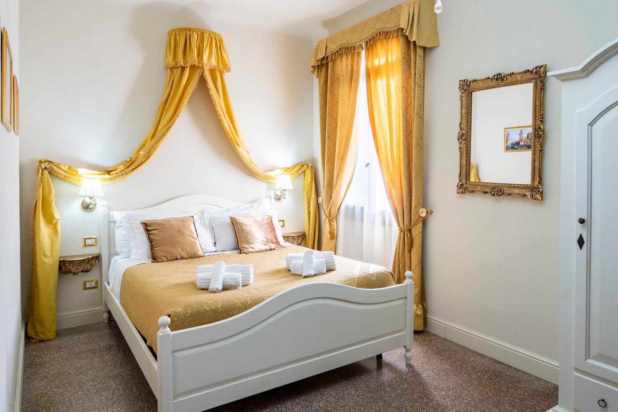 Palazzo Titti Rialto Suites Venesia Bagian luar foto